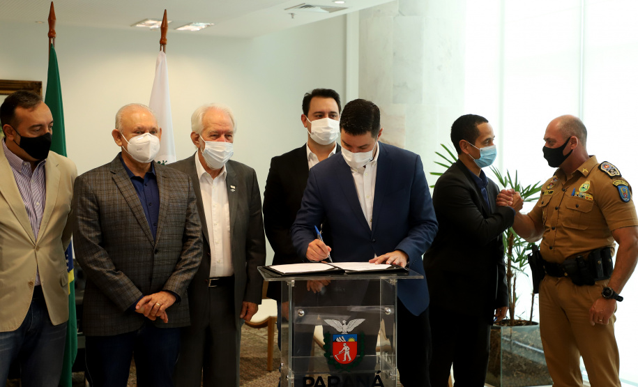 O governador Carlos Massa Ratinho Junior assinou nesta quinta-feira (6), em um ato no Palácio Iguaçu, os decretos que autorizam a promoção de praças da Polícia Militar do Paraná (policiais e bombeiros militares) e a regulamentação da diária extrajornada para policiais militares. Foto:Ari Dias/AEN