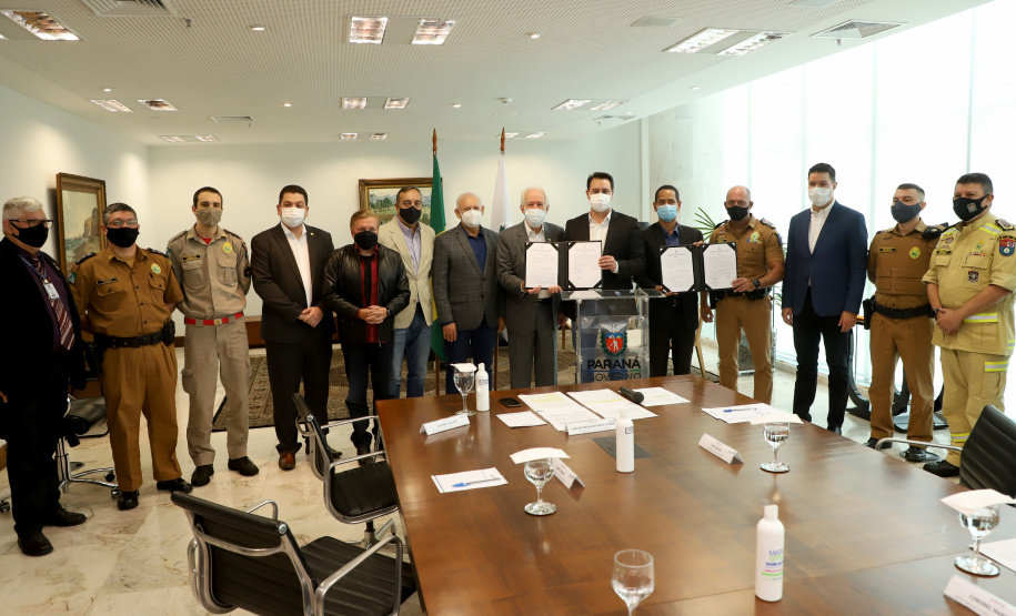O governador Carlos Massa Ratinho Junior assinou nesta quinta-feira (6), em um ato no Palácio Iguaçu, os decretos que autorizam a promoção de praças da Polícia Militar do Paraná (policiais e bombeiros militares) e a regulamentação da diária extrajornada para policiais militares. Foto:Ari Dias/AEN