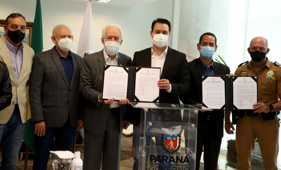 O governador Carlos Massa Ratinho Junior assinou nesta quinta-feira (6), em um ato no Palácio Iguaçu, os decretos que autorizam a promoção de praças da Polícia Militar do Paraná (policiais e bombeiros militares) e a regulamentação da diária extrajornada para policiais militares. Foto:Ari Dias/AEN