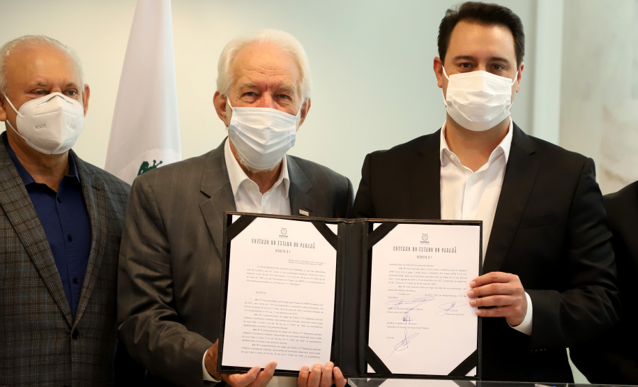 O governador Carlos Massa Ratinho Junior assinou nesta quinta-feira (6), em um ato no Palácio Iguaçu, os decretos que autorizam a promoção de praças da Polícia Militar do Paraná (policiais e bombeiros militares) e a regulamentação da diária extrajornada para policiais militares. Foto:Ari Dias/AEN