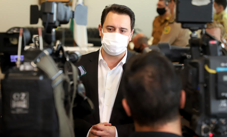 O governador Carlos Massa Ratinho Junior assinou nesta quinta-feira (6), em um ato no Palácio Iguaçu, os decretos que autorizam a promoção de praças da Polícia Militar do Paraná (policiais e bombeiros militares) e a regulamentação da diária extrajornada para policiais militares. Foto:Ari Dias/AEN