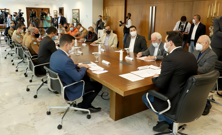 O governador Carlos Massa Ratinho Junior assinou nesta quinta-feira (6), em um ato no Palácio Iguaçu, os decretos que autorizam a promoção de praças da Polícia Militar do Paraná (policiais e bombeiros militares) e a regulamentação da diária extrajornada para policiais militares. Foto:Ari Dias/AEN