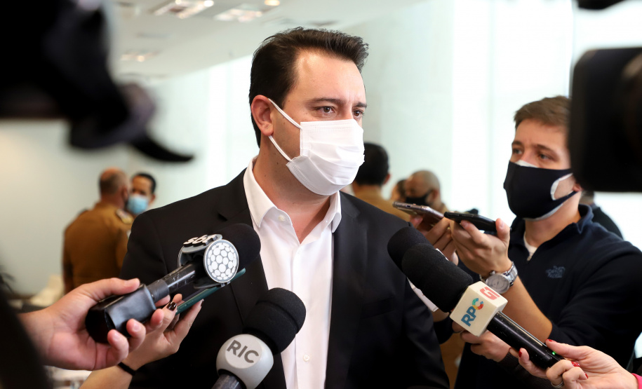 O governador Carlos Massa Ratinho Junior assinou nesta quinta-feira (6), em um ato no Palácio Iguaçu, os decretos que autorizam a promoção de praças da Polícia Militar do Paraná (policiais e bombeiros militares) e a regulamentação da diária extrajornada para policiais militares. Foto:Ari Dias/AEN