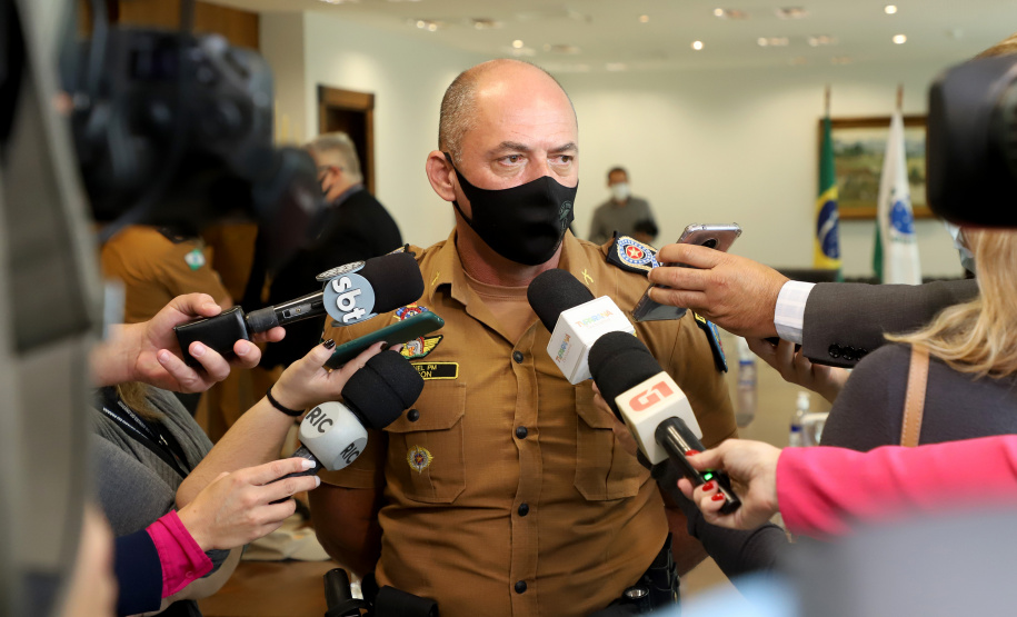 O governador Carlos Massa Ratinho Junior assinou nesta quinta-feira (6), em um ato no Palácio Iguaçu, os decretos que autorizam a promoção de praças da Polícia Militar do Paraná (policiais e bombeiros militares) e a regulamentação da diária extrajornada para policiais militares. Foto:Ari Dias/AEN