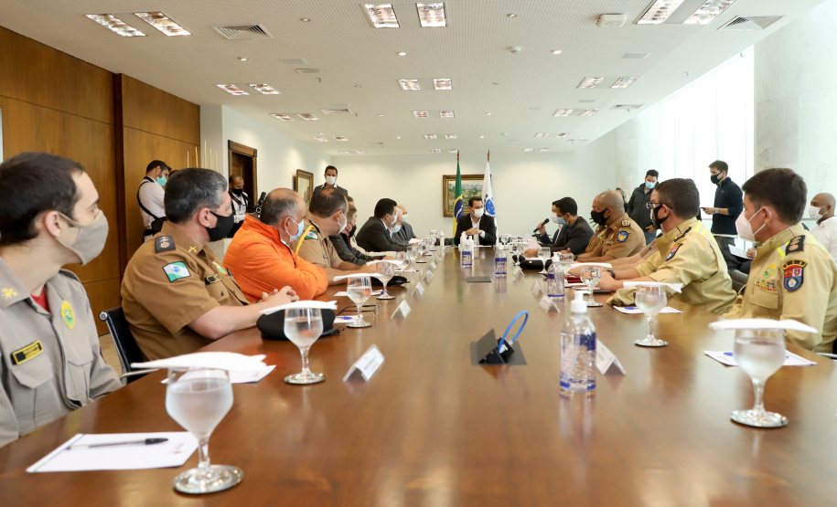 O governador Carlos Massa Ratinho Junior assinou nesta quinta-feira (6), em um ato no Palácio Iguaçu, os decretos que autorizam a promoção de praças da Polícia Militar do Paraná (policiais e bombeiros militares) e a regulamentação da diária extrajornada para policiais militares. Foto:Ari Dias/AEN