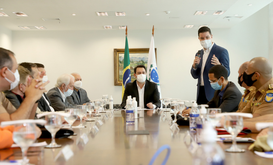 O governador Carlos Massa Ratinho Junior assinou nesta quinta-feira (6), em um ato no Palácio Iguaçu, os decretos que autorizam a promoção de praças da Polícia Militar do Paraná (policiais e bombeiros militares) e a regulamentação da diária extrajornada para policiais militares. Foto:Ari Dias/AEN