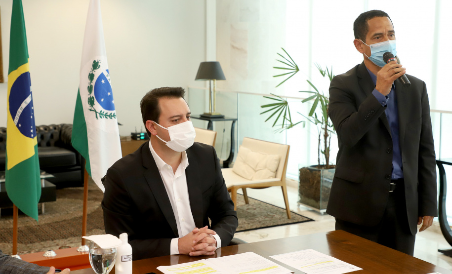 O governador Carlos Massa Ratinho Junior assinou nesta quinta-feira (6), em um ato no Palácio Iguaçu, os decretos que autorizam a promoção de praças da Polícia Militar do Paraná (policiais e bombeiros militares) e a regulamentação da diária extrajornada para policiais militares. Foto:Ari Dias/AEN
