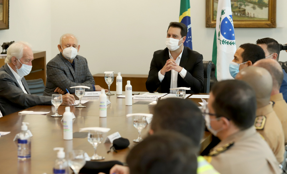 O governador Carlos Massa Ratinho Junior assinou nesta quinta-feira (6), em um ato no Palácio Iguaçu, os decretos que autorizam a promoção de praças da Polícia Militar do Paraná (policiais e bombeiros militares) e a regulamentação da diária extrajornada para policiais militares. Foto:Ari Dias/AEN