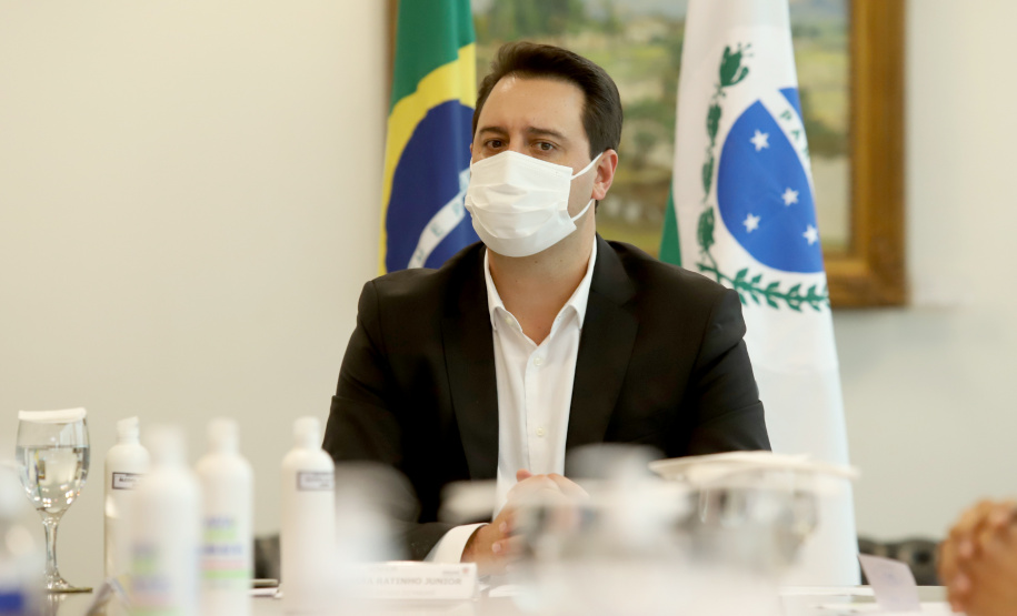 O governador Carlos Massa Ratinho Junior assinou nesta quinta-feira (6), em um ato no Palácio Iguaçu, os decretos que autorizam a promoção de praças da Polícia Militar do Paraná (policiais e bombeiros militares) e a regulamentação da diária extrajornada para policiais militares. Foto:Ari Dias/AEN