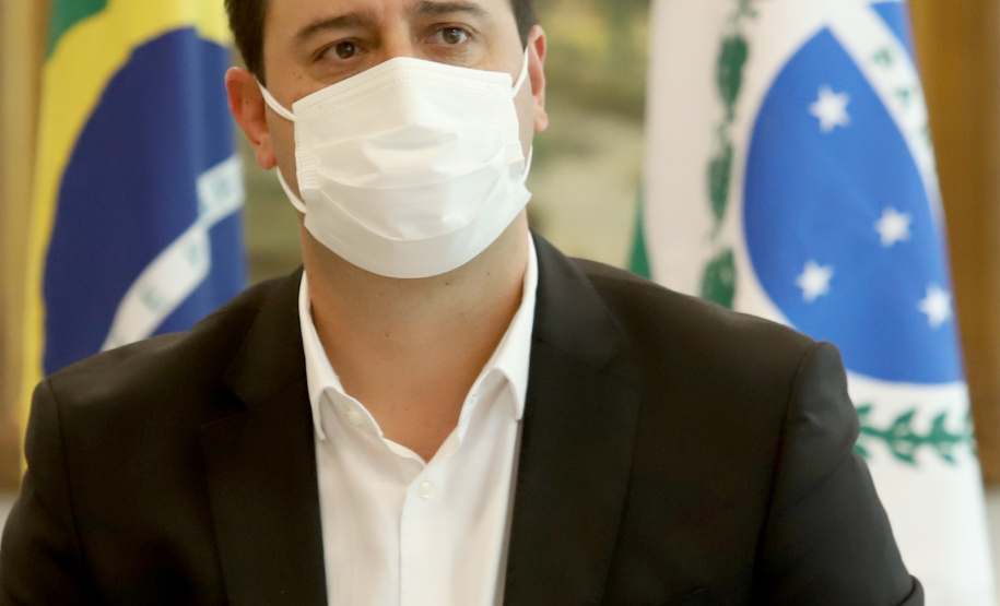 O governador Carlos Massa Ratinho Junior assinou nesta quinta-feira (6), em um ato no Palácio Iguaçu, os decretos que autorizam a promoção de praças da Polícia Militar do Paraná (policiais e bombeiros militares) e a regulamentação da diária extrajornada para policiais militares. Foto:Ari Dias/AEN