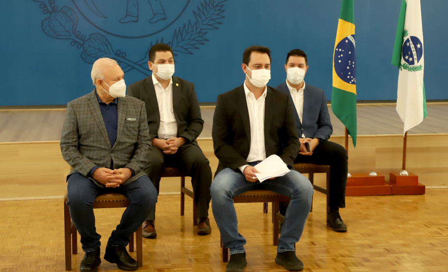 &#8232;A super aula marcou o Dia Nacional da Matemática e foi acompanhada pelo governador Carlos Massa Ratinho Junior; pelo vice-governador Darci Piana; o secretário estadual da Educação e do Esporte, Renato Feder; e contou com a participação do fundador da XP Investimentos, Guilherme Benchimol; do diretor-geral do Instituto de Matemática Pura e Aplicada (IMPA), Marcelo Viana; da professora da rede estadual Ana Paula Heerdt; e do aluno da rede Laerison Rosa.
Foto: Ari Dias/AEN