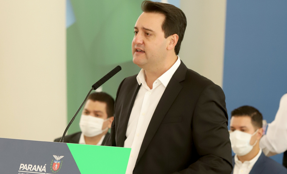 &#8232;A super aula marcou o Dia Nacional da Matemática e foi acompanhada pelo governador Carlos Massa Ratinho Junior; pelo vice-governador Darci Piana; o secretário estadual da Educação e do Esporte, Renato Feder; e contou com a participação do fundador da XP Investimentos, Guilherme Benchimol; do diretor-geral do Instituto de Matemática Pura e Aplicada (IMPA), Marcelo Viana; da professora da rede estadual Ana Paula Heerdt; e do aluno da rede Laerison Rosa.
Foto: Ari Dias/AEN