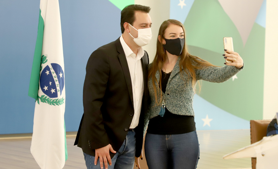 &#8232;A super aula marcou o Dia Nacional da Matemática e foi acompanhada pelo governador Carlos Massa Ratinho Junior; pelo vice-governador Darci Piana; o secretário estadual da Educação e do Esporte, Renato Feder; e contou com a participação do fundador da XP Investimentos, Guilherme Benchimol; do diretor-geral do Instituto de Matemática Pura e Aplicada (IMPA), Marcelo Viana; da professora da rede estadual Ana Paula Heerdt; e do aluno da rede Laerison Rosa.
Foto: Ari Dias/AEN