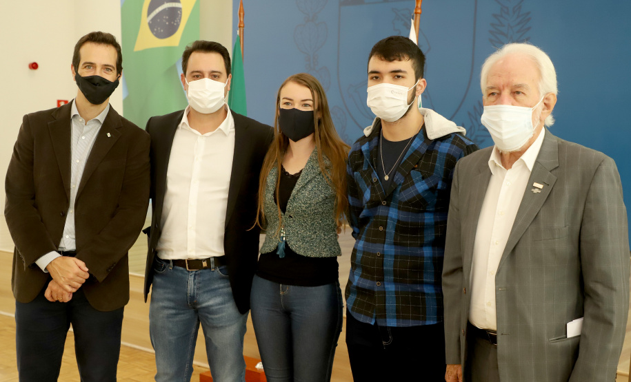 &#8232;A super aula marcou o Dia Nacional da Matemática e foi acompanhada pelo governador Carlos Massa Ratinho Junior; pelo vice-governador Darci Piana; o secretário estadual da Educação e do Esporte, Renato Feder; e contou com a participação do fundador da XP Investimentos, Guilherme Benchimol; do diretor-geral do Instituto de Matemática Pura e Aplicada (IMPA), Marcelo Viana; da professora da rede estadual Ana Paula Heerdt; e do aluno da rede Laerison Rosa.
Foto: Ari Dias/AEN