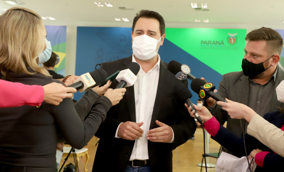 &#8232;A super aula marcou o Dia Nacional da Matemática e foi acompanhada pelo governador Carlos Massa Ratinho Junior; pelo vice-governador Darci Piana; o secretário estadual da Educação e do Esporte, Renato Feder; e contou com a participação do fundador da XP Investimentos, Guilherme Benchimol; do diretor-geral do Instituto de Matemática Pura e Aplicada (IMPA), Marcelo Viana; da professora da rede estadual Ana Paula Heerdt; e do aluno da rede Laerison Rosa.
Foto: Ari Dias/AEN