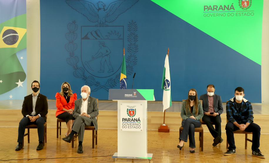 &#8232;A super aula marcou o Dia Nacional da Matemática e foi acompanhada pelo governador Carlos Massa Ratinho Junior; pelo vice-governador Darci Piana; o secretário estadual da Educação e do Esporte, Renato Feder; e contou com a participação do fundador da XP Investimentos, Guilherme Benchimol; do diretor-geral do Instituto de Matemática Pura e Aplicada (IMPA), Marcelo Viana; da professora da rede estadual Ana Paula Heerdt; e do aluno da rede Laerison Rosa.
Foto: Ari Dias/AEN