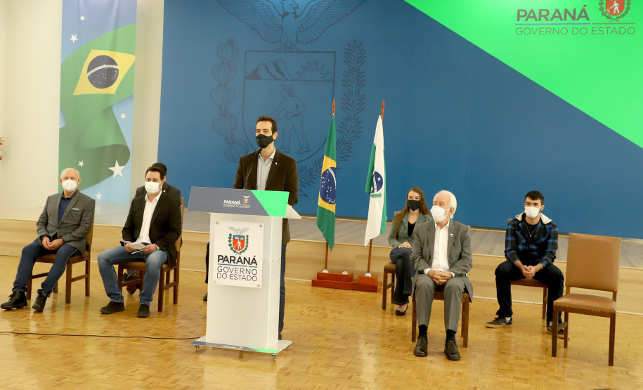 &#8232;A super aula marcou o Dia Nacional da Matemática e foi acompanhada pelo governador Carlos Massa Ratinho Junior; pelo vice-governador Darci Piana; o secretário estadual da Educação e do Esporte, Renato Feder; e contou com a participação do fundador da XP Investimentos, Guilherme Benchimol; do diretor-geral do Instituto de Matemática Pura e Aplicada (IMPA), Marcelo Viana; da professora da rede estadual Ana Paula Heerdt; e do aluno da rede Laerison Rosa.
Foto: Ari Dias/AEN