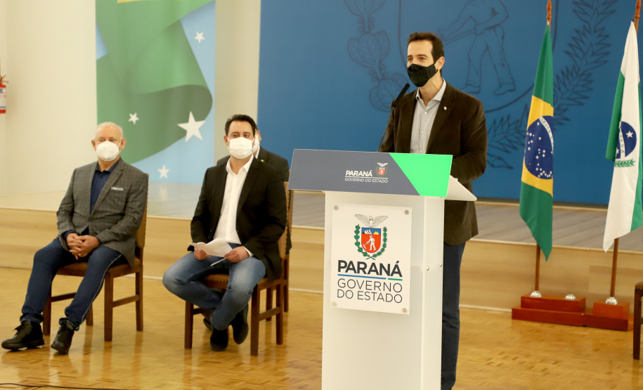 &#8232;A super aula marcou o Dia Nacional da Matemática e foi acompanhada pelo governador Carlos Massa Ratinho Junior; pelo vice-governador Darci Piana; o secretário estadual da Educação e do Esporte, Renato Feder; e contou com a participação do fundador da XP Investimentos, Guilherme Benchimol; do diretor-geral do Instituto de Matemática Pura e Aplicada (IMPA), Marcelo Viana; da professora da rede estadual Ana Paula Heerdt; e do aluno da rede Laerison Rosa.
Foto: Ari Dias/AEN