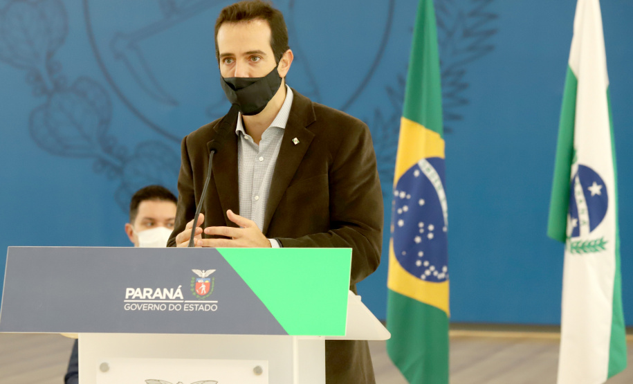 &#8232;A super aula marcou o Dia Nacional da Matemática e foi acompanhada pelo governador Carlos Massa Ratinho Junior; pelo vice-governador Darci Piana; o secretário estadual da Educação e do Esporte, Renato Feder; e contou com a participação do fundador da XP Investimentos, Guilherme Benchimol; do diretor-geral do Instituto de Matemática Pura e Aplicada (IMPA), Marcelo Viana; da professora da rede estadual Ana Paula Heerdt; e do aluno da rede Laerison Rosa.
Foto: Ari Dias/AEN