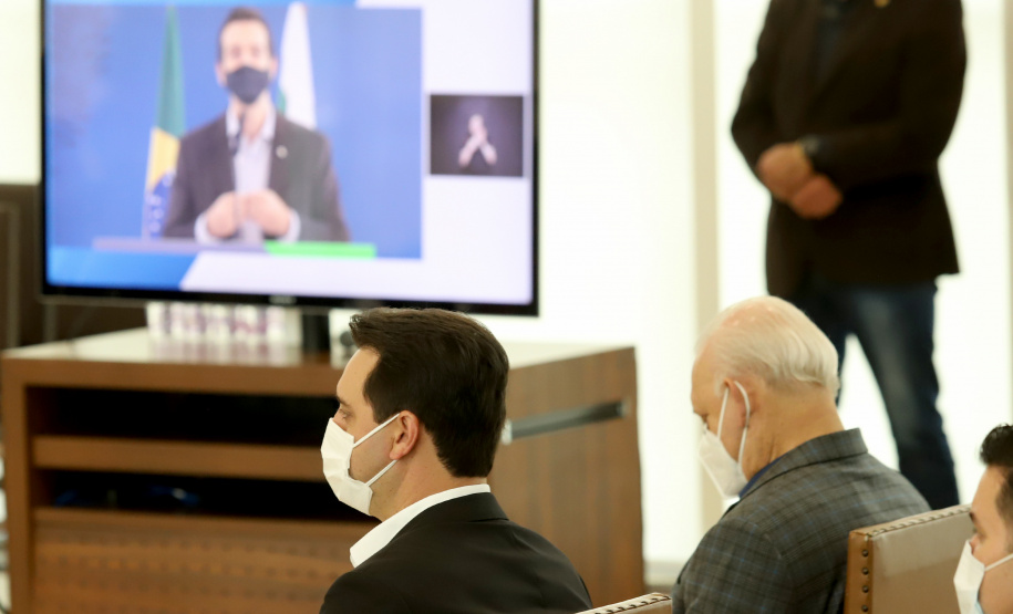 &#8232;A super aula marcou o Dia Nacional da Matemática e foi acompanhada pelo governador Carlos Massa Ratinho Junior; pelo vice-governador Darci Piana; o secretário estadual da Educação e do Esporte, Renato Feder; e contou com a participação do fundador da XP Investimentos, Guilherme Benchimol; do diretor-geral do Instituto de Matemática Pura e Aplicada (IMPA), Marcelo Viana; da professora da rede estadual Ana Paula Heerdt; e do aluno da rede Laerison Rosa.
Foto: Ari Dias/AEN