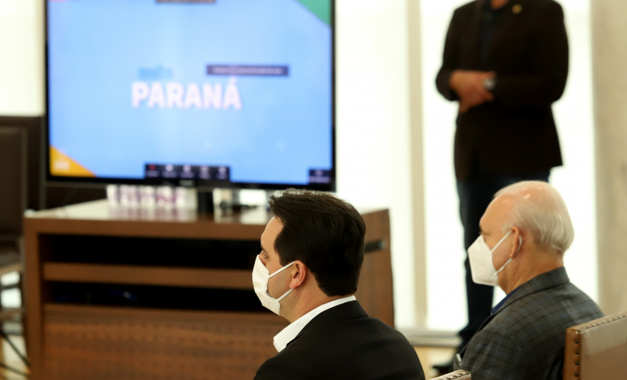 &#8232;A super aula marcou o Dia Nacional da Matemática e foi acompanhada pelo governador Carlos Massa Ratinho Junior; pelo vice-governador Darci Piana; o secretário estadual da Educação e do Esporte, Renato Feder; e contou com a participação do fundador da XP Investimentos, Guilherme Benchimol; do diretor-geral do Instituto de Matemática Pura e Aplicada (IMPA), Marcelo Viana; da professora da rede estadual Ana Paula Heerdt; e do aluno da rede Laerison Rosa.
Foto: Ari Dias/AEN