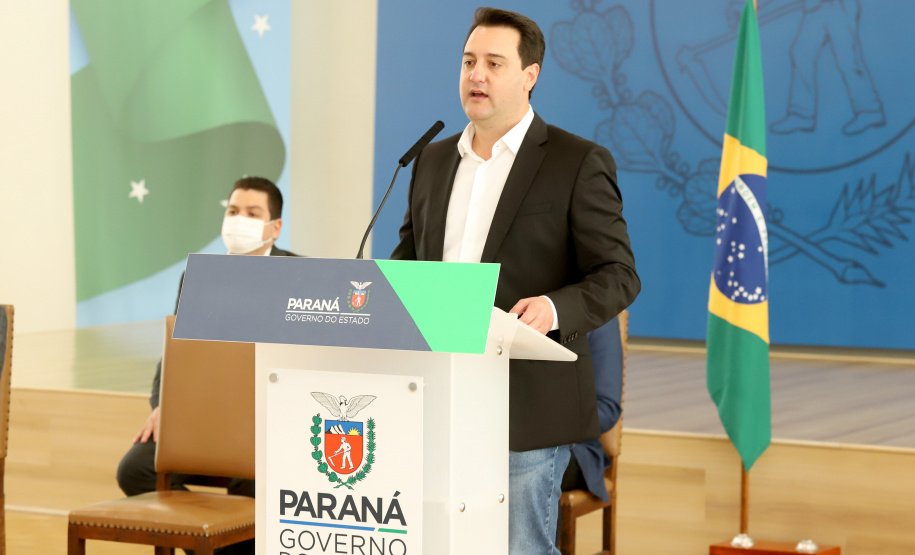 &#8232;A super aula marcou o Dia Nacional da Matemática e foi acompanhada pelo governador Carlos Massa Ratinho Junior; pelo vice-governador Darci Piana; o secretário estadual da Educação e do Esporte, Renato Feder; e contou com a participação do fundador da XP Investimentos, Guilherme Benchimol; do diretor-geral do Instituto de Matemática Pura e Aplicada (IMPA), Marcelo Viana; da professora da rede estadual Ana Paula Heerdt; e do aluno da rede Laerison Rosa.
Foto: Ari Dias/AEN
