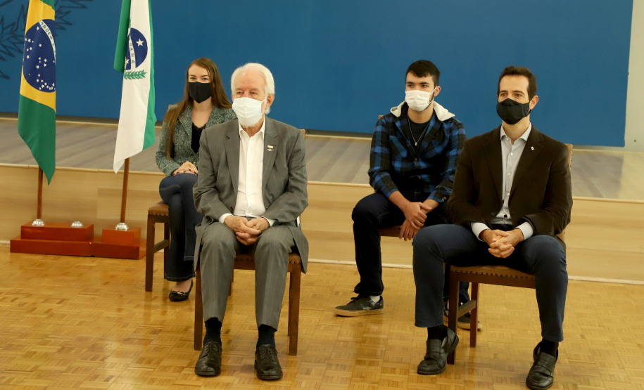 &#8232;A super aula marcou o Dia Nacional da Matemática e foi acompanhada pelo governador Carlos Massa Ratinho Junior; pelo vice-governador Darci Piana; o secretário estadual da Educação e do Esporte, Renato Feder; e contou com a participação do fundador da XP Investimentos, Guilherme Benchimol; do diretor-geral do Instituto de Matemática Pura e Aplicada (IMPA), Marcelo Viana; da professora da rede estadual Ana Paula Heerdt; e do aluno da rede Laerison Rosa.
Foto: Ari Dias/AEN