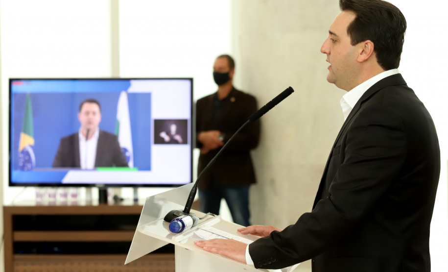 &#8232;A super aula marcou o Dia Nacional da Matemática e foi acompanhada pelo governador Carlos Massa Ratinho Junior; pelo vice-governador Darci Piana; o secretário estadual da Educação e do Esporte, Renato Feder; e contou com a participação do fundador da XP Investimentos, Guilherme Benchimol; do diretor-geral do Instituto de Matemática Pura e Aplicada (IMPA), Marcelo Viana; da professora da rede estadual Ana Paula Heerdt; e do aluno da rede Laerison Rosa.
Foto: Ari Dias/AEN