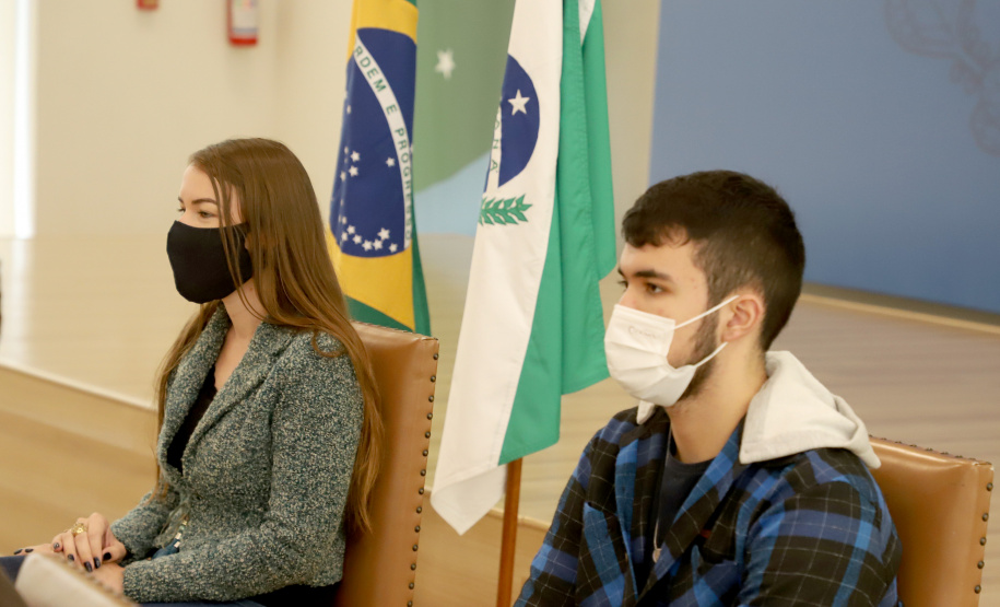 &#8232;A super aula marcou o Dia Nacional da Matemática e foi acompanhada pelo governador Carlos Massa Ratinho Junior; pelo vice-governador Darci Piana; o secretário estadual da Educação e do Esporte, Renato Feder; e contou com a participação do fundador da XP Investimentos, Guilherme Benchimol; do diretor-geral do Instituto de Matemática Pura e Aplicada (IMPA), Marcelo Viana; da professora da rede estadual Ana Paula Heerdt; e do aluno da rede Laerison Rosa.
Foto: Ari Dias/AEN