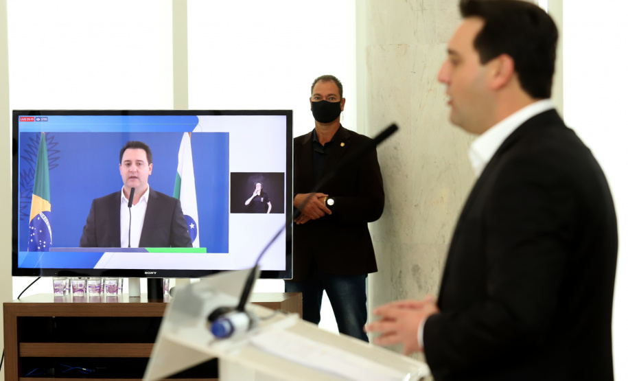 &#8232;A super aula marcou o Dia Nacional da Matemática e foi acompanhada pelo governador Carlos Massa Ratinho Junior; pelo vice-governador Darci Piana; o secretário estadual da Educação e do Esporte, Renato Feder; e contou com a participação do fundador da XP Investimentos, Guilherme Benchimol; do diretor-geral do Instituto de Matemática Pura e Aplicada (IMPA), Marcelo Viana; da professora da rede estadual Ana Paula Heerdt; e do aluno da rede Laerison Rosa.
Foto: Ari Dias/AEN