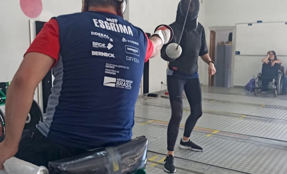 Equipe paranaense de esgrima em cadeira de rodas é referência nacional - Foto: ADFP.