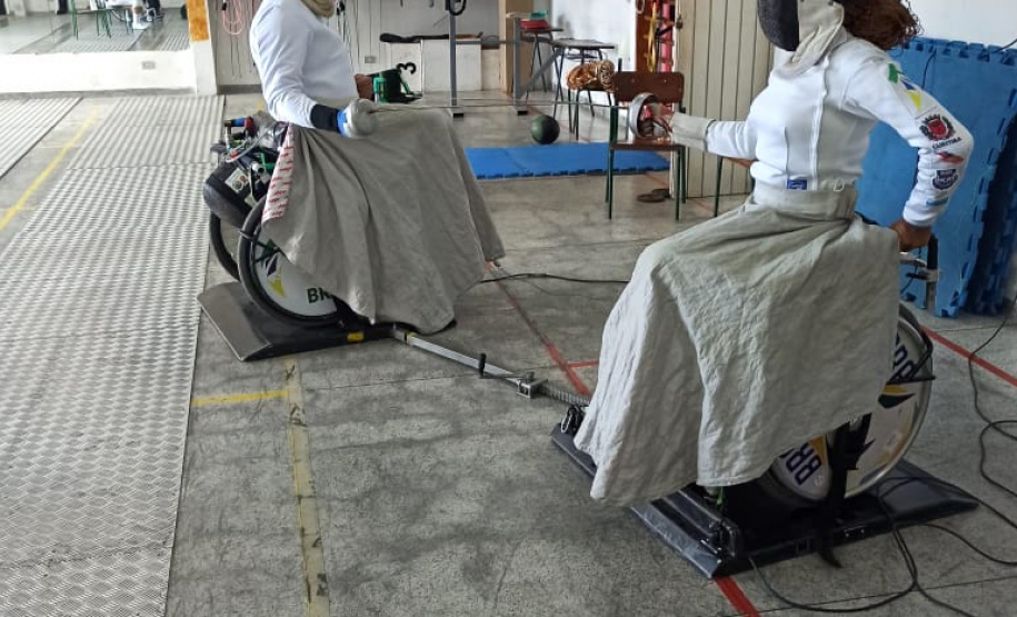 Equipe paranaense de esgrima em cadeira de rodas é referência nacional - Foto: ADFP.