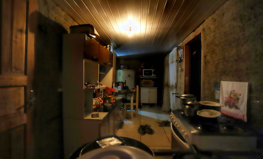 Somente com o Luz Fraterna, são beneficiadas 216.662 mil famílias paranaenses em situação de vulnerabilidade social através do Programa “Nossa Gente”. José Fernando Oura/AEN