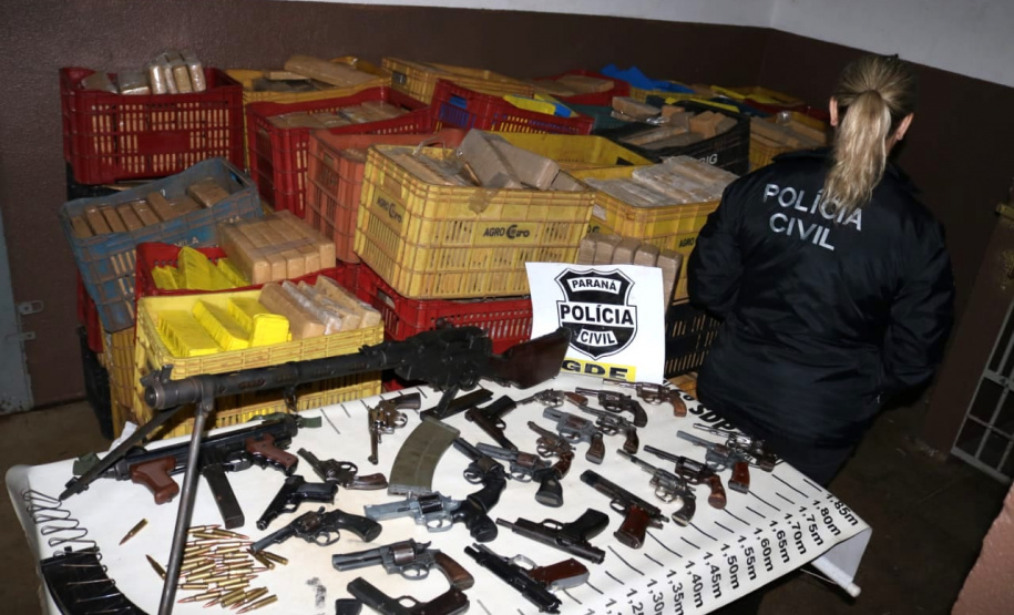 PCPR apreende quase duas toneladas de maconha e 25 armas do crime organizado em Foz do Iguaçu 
. Foto: Polícia Civil