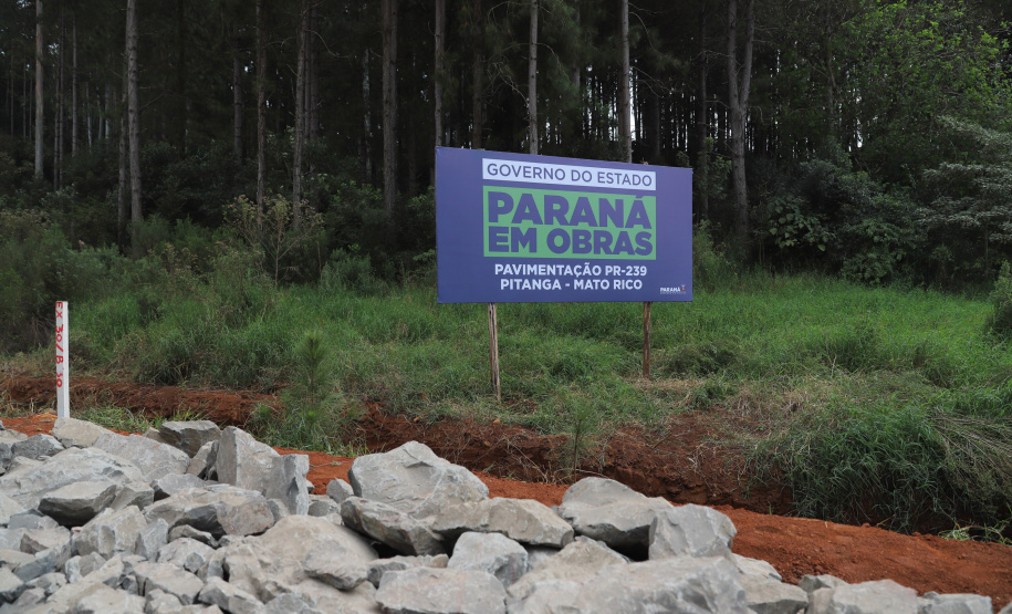 PRC239 Pitanga O governador Carlos Massa Ratinho Junior visita nesta quinta-feira (6) as obras da PRC-239, entre Pitanga e Mato Rico, no Centro do Estado. O Governo do Paraná está investindo quase R$ 90 milhões na implantação de 43 quilômetros de asfalto. 06/05/2021 - Foto: Geraldo Bubniak/AEN