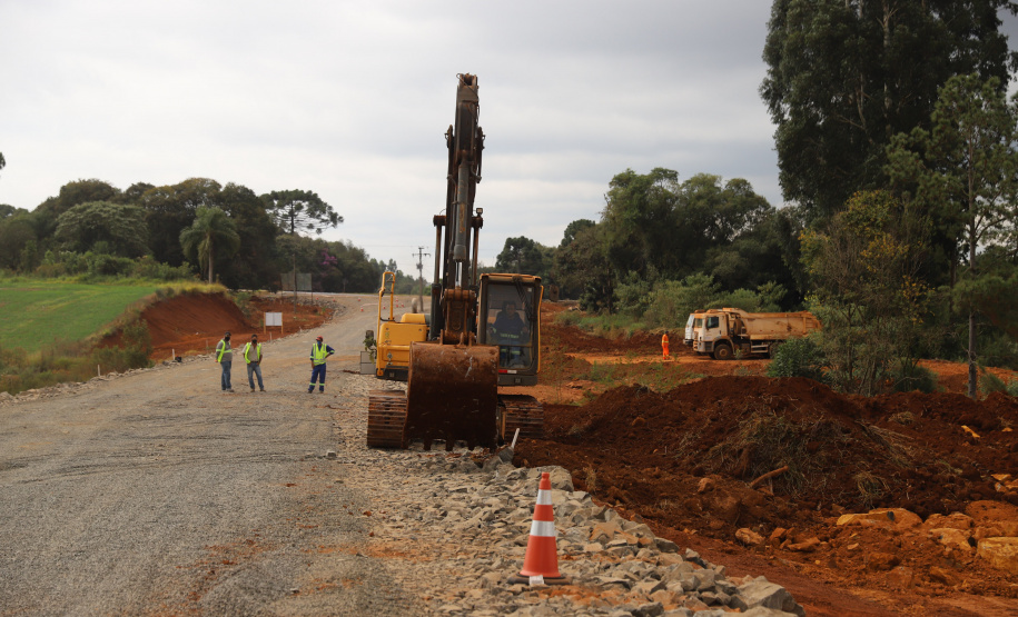 PRC239 Pitanga O governador Carlos Massa Ratinho Junior visita nesta quinta-feira (6) as obras da PRC-239, entre Pitanga e Mato Rico, no Centro do Estado. O Governo do Paraná está investindo quase R$ 90 milhões na implantação de 43 quilômetros de asfalto. 06/05/2021 - Foto: Geraldo Bubniak/AEN