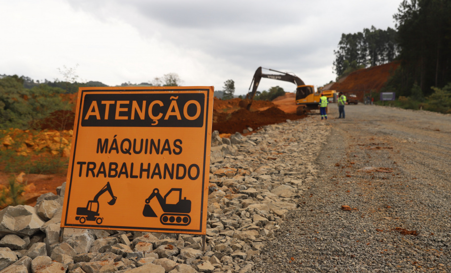 PRC239 Pitanga O governador Carlos Massa Ratinho Junior visita nesta quinta-feira (6) as obras da PRC-239, entre Pitanga e Mato Rico, no Centro do Estado. O Governo do Paraná está investindo quase R$ 90 milhões na implantação de 43 quilômetros de asfalto. 06/05/2021 - Foto: Geraldo Bubniak/AEN