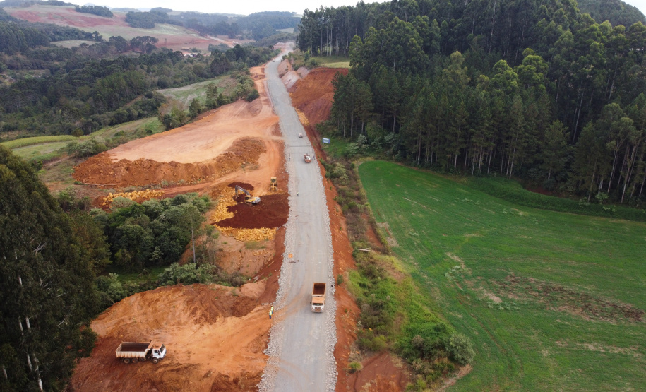 PRC239 Pitanga O governador Carlos Massa Ratinho Junior visita nesta quinta-feira (6) as obras da PRC-239, entre Pitanga e Mato Rico, no Centro do Estado. O Governo do Paraná está investindo quase R$ 90 milhões na implantação de 43 quilômetros de asfalto. 06/05/2021 - Foto: Geraldo Bubniak/AEN