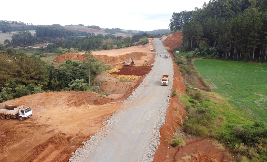 PRC239 Pitanga O governador Carlos Massa Ratinho Junior visita nesta quinta-feira (6) as obras da PRC-239, entre Pitanga e Mato Rico, no Centro do Estado. O Governo do Paraná está investindo quase R$ 90 milhões na implantação de 43 quilômetros de asfalto. 06/05/2021 - Foto: Geraldo Bubniak/AEN