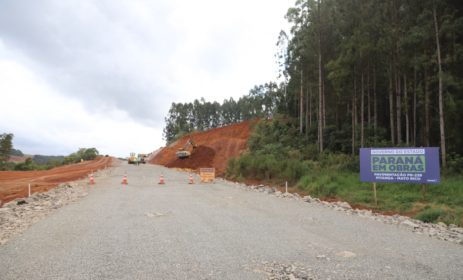 PRC239 Pitanga O governador Carlos Massa Ratinho Junior visita nesta quinta-feira (6) as obras da PRC-239, entre Pitanga e Mato Rico, no Centro do Estado. O Governo do Paraná está investindo quase R$ 90 milhões na implantação de 43 quilômetros de asfalto. 06/05/2021 - Foto: Geraldo Bubniak/AEN