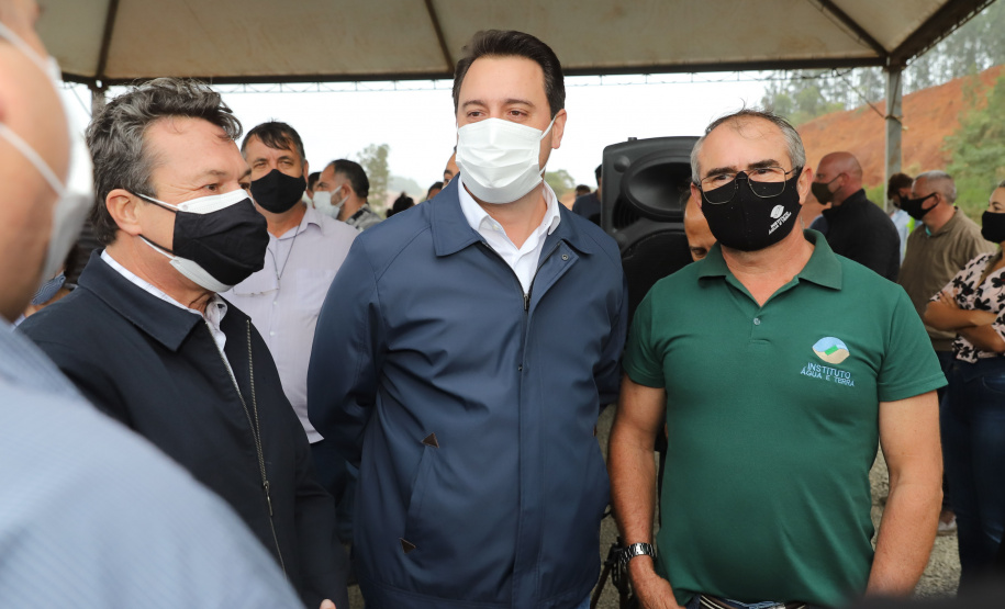 PRC239 Pitanga O governador Carlos Massa Ratinho Junior visita nesta quinta-feira (6) as obras da PRC-239, entre Pitanga e Mato Rico, no Centro do Estado. O Governo do Paraná está investindo quase R$ 90 milhões na implantação de 43 quilômetros de asfalto. 06/05/2021 - Foto: Geraldo Bubniak/AEN