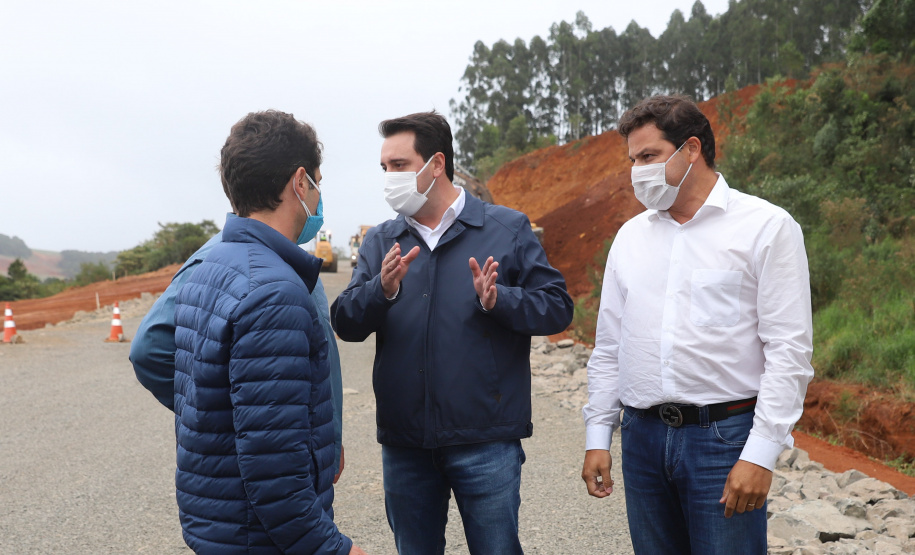 PRC239 Pitanga O governador Carlos Massa Ratinho Junior visita nesta quinta-feira (6) as obras da PRC-239, entre Pitanga e Mato Rico, no Centro do Estado. O Governo do Paraná está investindo quase R$ 90 milhões na implantação de 43 quilômetros de asfalto. 06/05/2021 - Foto: Geraldo Bubniak/AEN