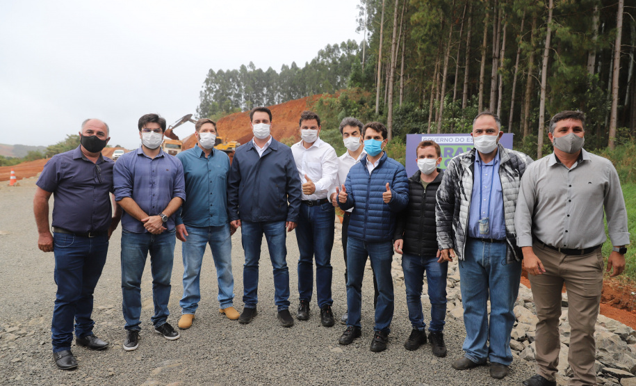 PRC239 Pitanga O governador Carlos Massa Ratinho Junior visita nesta quinta-feira (6) as obras da PRC-239, entre Pitanga e Mato Rico, no Centro do Estado. O Governo do Paraná está investindo quase R$ 90 milhões na implantação de 43 quilômetros de asfalto. 06/05/2021 - Foto: Geraldo Bubniak/AEN