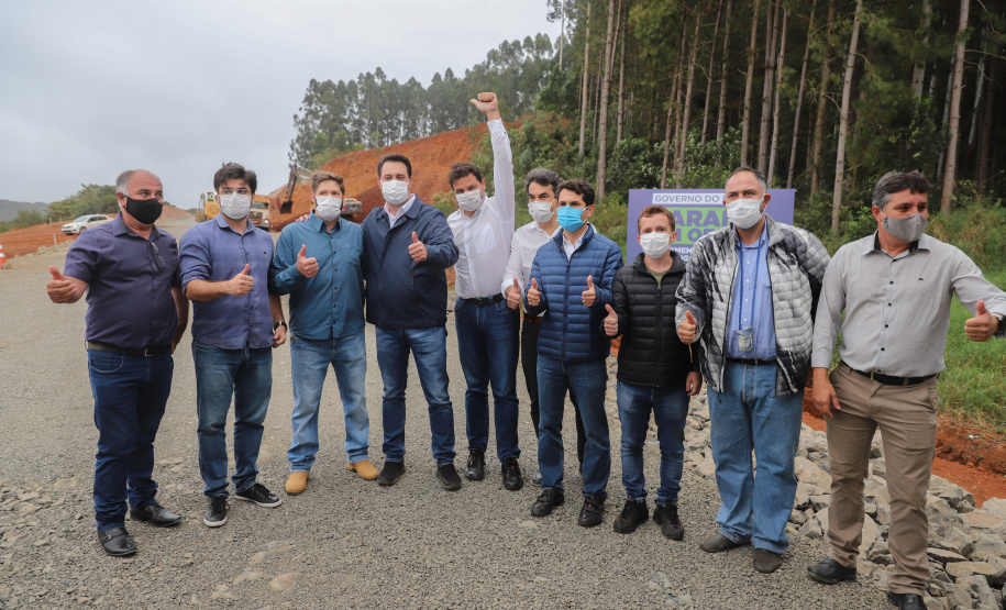 PRC239 Pitanga O governador Carlos Massa Ratinho Junior visita nesta quinta-feira (6) as obras da PRC-239, entre Pitanga e Mato Rico, no Centro do Estado. O Governo do Paraná está investindo quase R$ 90 milhões na implantação de 43 quilômetros de asfalto. 06/05/2021 - Foto: Geraldo Bubniak/AEN