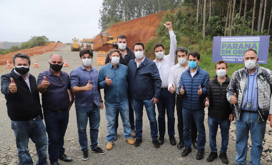 PRC239 Pitanga O governador Carlos Massa Ratinho Junior visita nesta quinta-feira (6) as obras da PRC-239, entre Pitanga e Mato Rico, no Centro do Estado. O Governo do Paraná está investindo quase R$ 90 milhões na implantação de 43 quilômetros de asfalto. 06/05/2021 - Foto: Geraldo Bubniak/AEN
