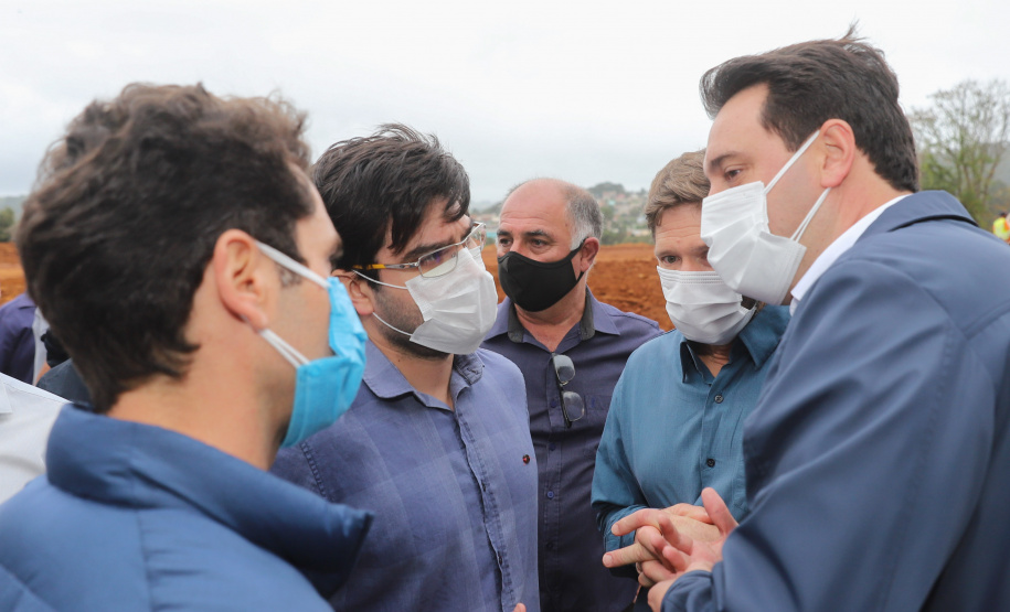 PRC239 Pitanga O governador Carlos Massa Ratinho Junior visita nesta quinta-feira (6) as obras da PRC-239, entre Pitanga e Mato Rico, no Centro do Estado. O Governo do Paraná está investindo quase R$ 90 milhões na implantação de 43 quilômetros de asfalto. 06/05/2021 - Foto: Geraldo Bubniak/AEN