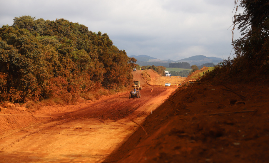 PRC239 Pitanga O governador Carlos Massa Ratinho Junior visita nesta quinta-feira (6) as obras da PRC-239, entre Pitanga e Mato Rico, no Centro do Estado. O Governo do Paraná está investindo quase R$ 90 milhões na implantação de 43 quilômetros de asfalto. 06/05/2021 - Foto: Geraldo Bubniak/AEN