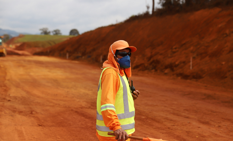 PRC239 Pitanga O governador Carlos Massa Ratinho Junior visita nesta quinta-feira (6) as obras da PRC-239, entre Pitanga e Mato Rico, no Centro do Estado. O Governo do Paraná está investindo quase R$ 90 milhões na implantação de 43 quilômetros de asfalto. 06/05/2021 - Foto: Geraldo Bubniak/AEN