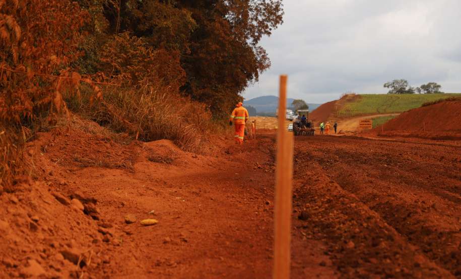 PRC239 Pitanga O governador Carlos Massa Ratinho Junior visita nesta quinta-feira (6) as obras da PRC-239, entre Pitanga e Mato Rico, no Centro do Estado. O Governo do Paraná está investindo quase R$ 90 milhões na implantação de 43 quilômetros de asfalto. 06/05/2021 - Foto: Geraldo Bubniak/AEN