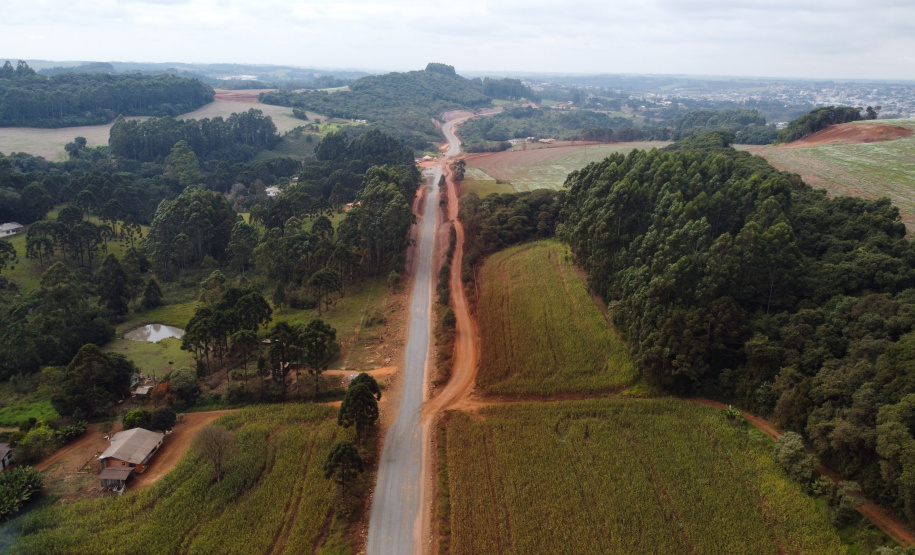 PRC239 Pitanga O governador Carlos Massa Ratinho Junior visita nesta quinta-feira (6) as obras da PRC-239, entre Pitanga e Mato Rico, no Centro do Estado. O Governo do Paraná está investindo quase R$ 90 milhões na implantação de 43 quilômetros de asfalto. 06/05/2021 - Foto: Geraldo Bubniak/AEN